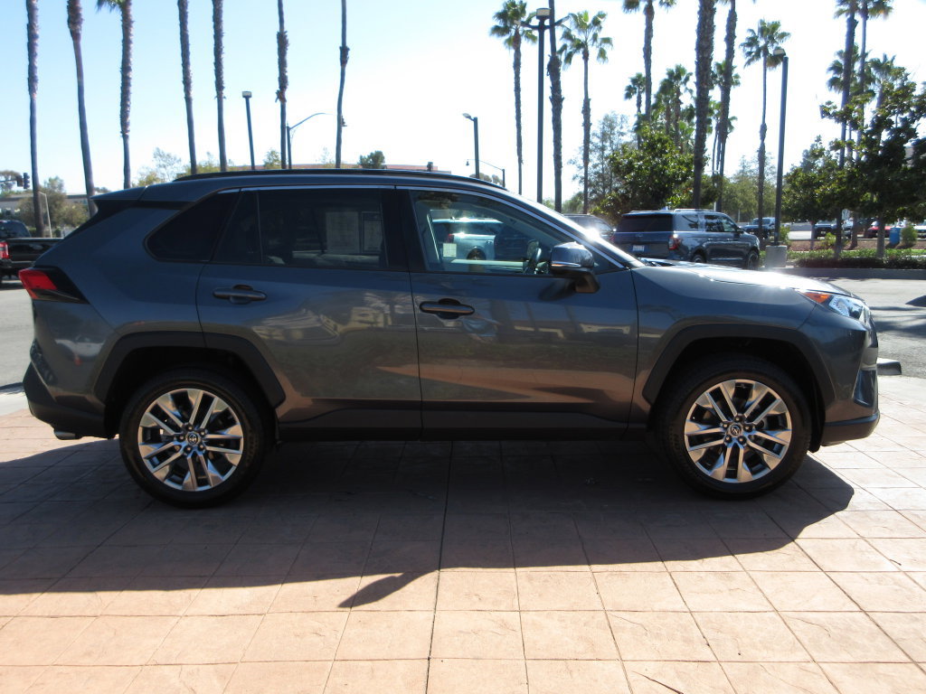 Used 2019 Toyota RAV4 XLE Premium w/ Cold Weather Package FWD image 5