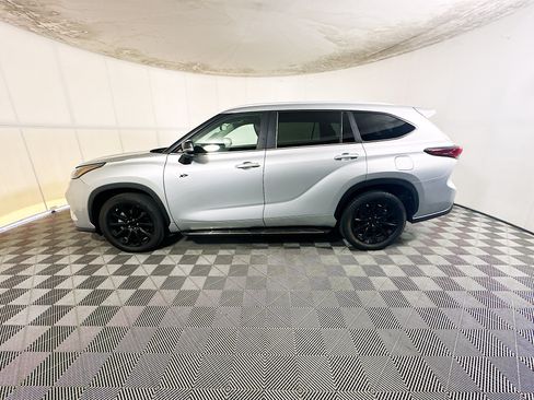 Used 2023 Toyota Highlander XLE FWD image 6
