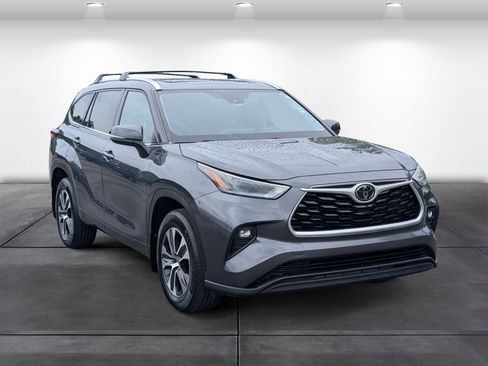 Used 2021 Toyota Highlander XLE AWD/4WD image 2