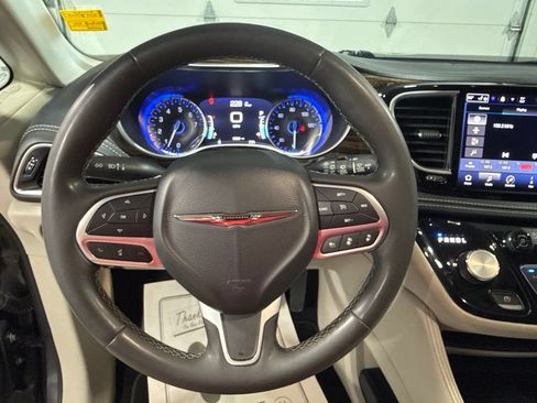 Used 2023 Chrysler Pacifica Limited FWD image 49