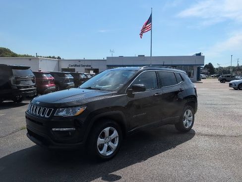 Used 2018 Jeep Compass Latitude w/ Cold Weather Group AWD/4WD image 2
