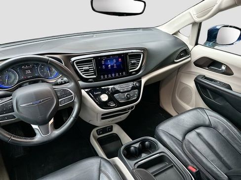 Used 2017 Chrysler Pacifica Touring-L FWD image 23