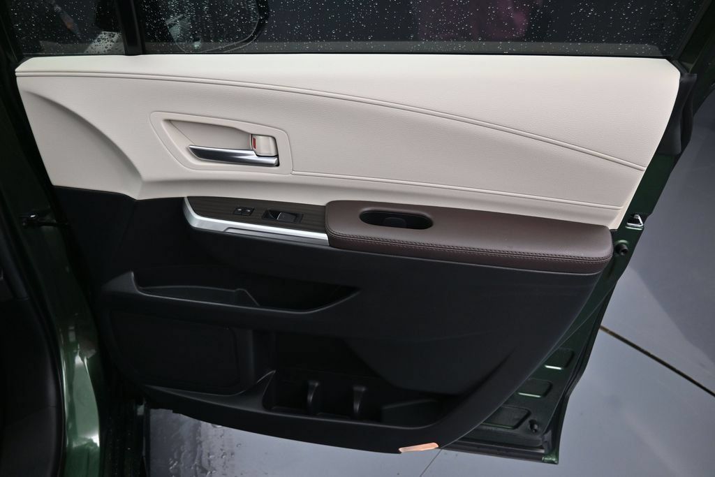 Used 2024 Toyota Sienna Platinum AWD/4WD image 38