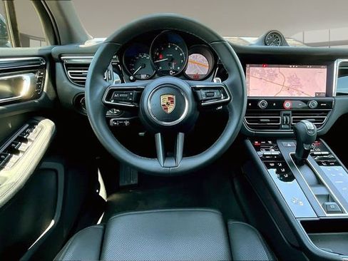Used 2025 Porsche Macan image 8