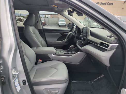 Used 2020 Toyota Highlander XLE AWD/4WD image 34