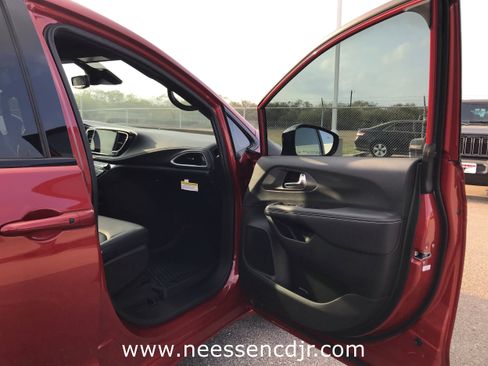 New 2025 Chrysler Pacifica Select w/ Fav Edition Package image 17