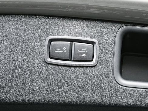 Certified 2025 Porsche Macan image 30