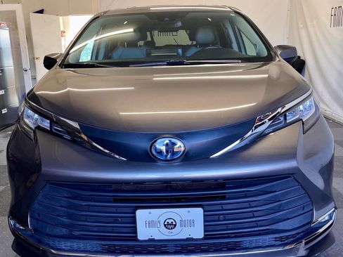 Used 2021 Toyota Sienna XLE image 9