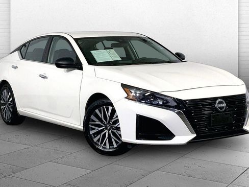 Used 2025 Nissan Altima 2.5 SV FWD image 1