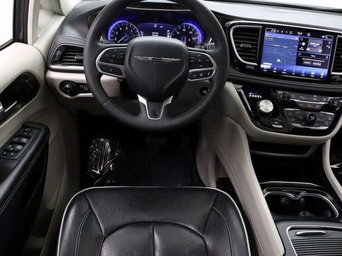 Used 2023 Chrysler Pacifica Limited image 14
