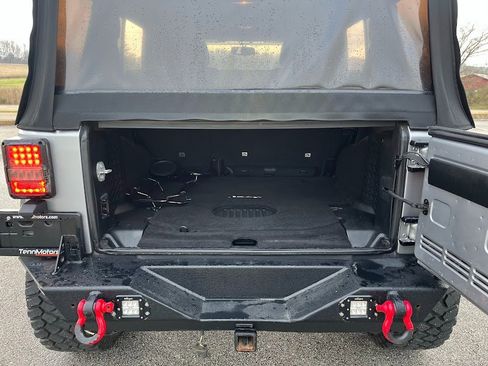 Used 2017 Jeep Wrangler Unlimited Rubicon w/ Connectivity Group image 42