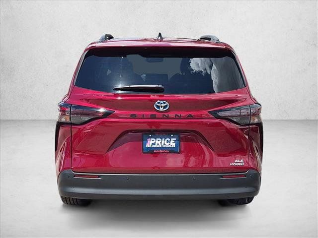 Used 2023 Toyota Sienna XLE FWD image 7