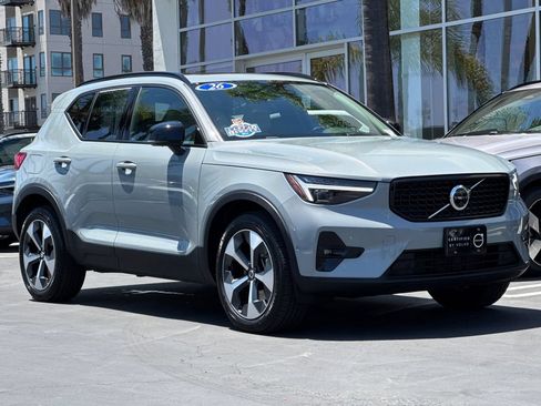 Certified 2026 Volvo XC40 B5 Plus AWD/4WD image 7