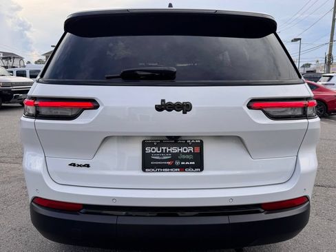 Used 2023 Jeep Grand Cherokee L Altitude AWD/4WD image 6