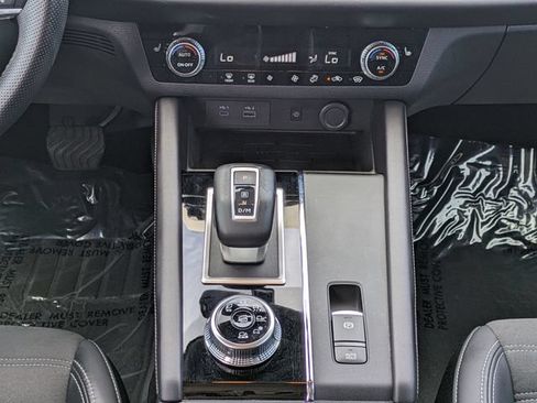 Used 2024 Mitsubishi Outlander SE AWD/4WD image 18