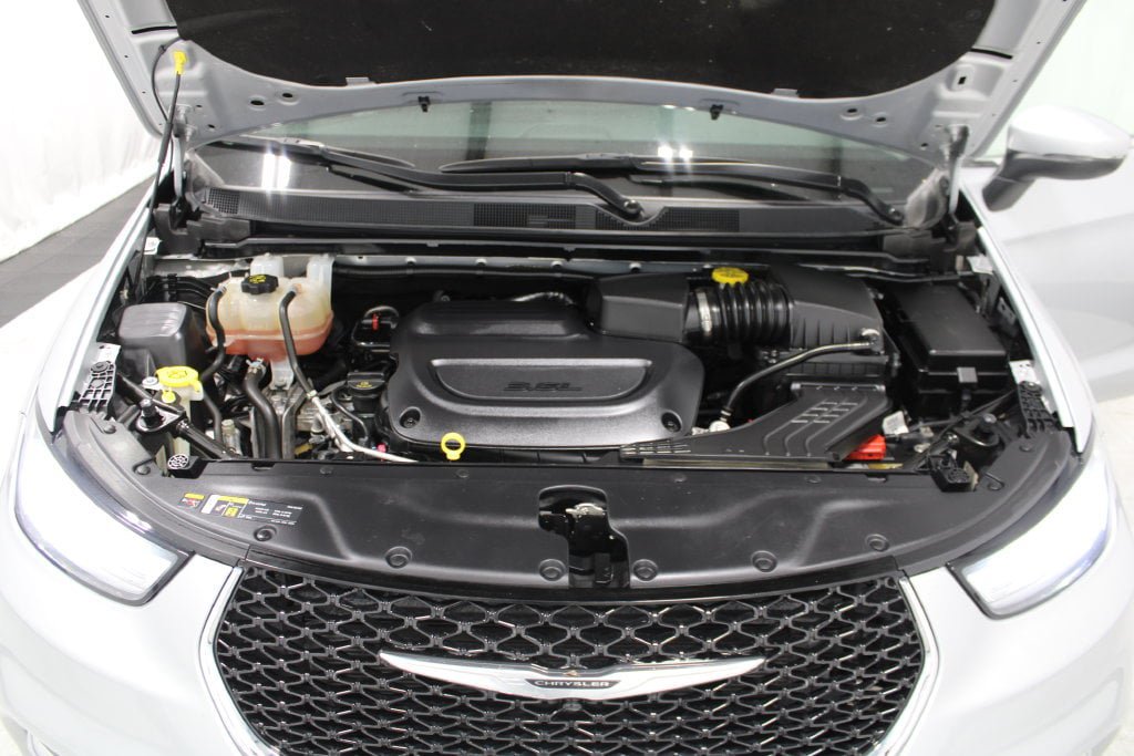 Used 2023 Chrysler Pacifica Touring-L FWD image 9