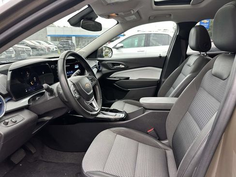 Used 2024 Chevrolet Trax LT w/ Sunroof Package FWD image 13