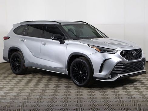 Used 2024 Toyota Highlander XSE image 2