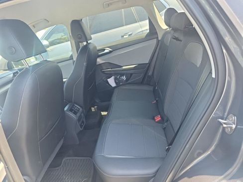 Certified 2023 Volkswagen Taos SE FWD image 9