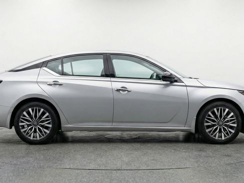 Used 2025 Nissan Altima 2.5 SV FWD image 11