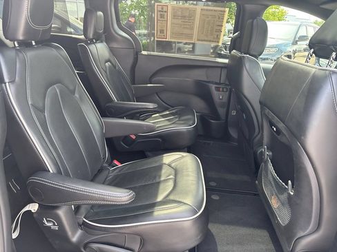 Used 2025 Chrysler Pacifica Limited FWD image 17