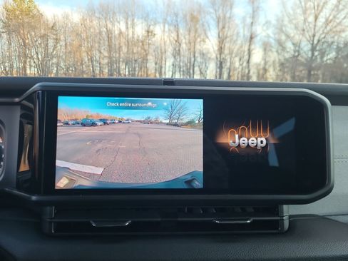 Used 2025 Jeep Gladiator Sport image 23