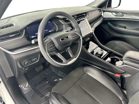 Used 2023 Jeep Grand Cherokee Altitude RWD image 9