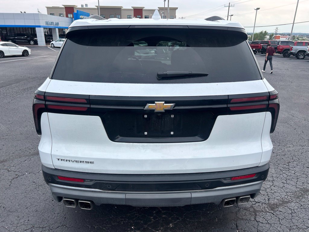 Used 2025 Chevrolet Traverse LT FWD image 6