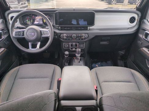 Used 2025 Jeep Wrangler Unlimited Sahara w/ Safety Group AWD/4WD image 16