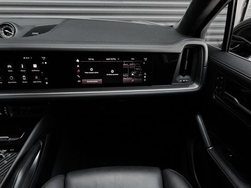 Certified 2025 Porsche Cayenne Turbo AWD/4WD image 40