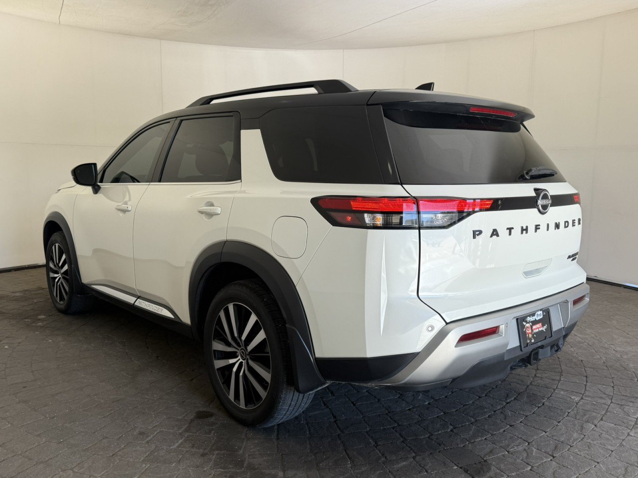 Used 2023 Nissan Pathfinder Platinum AWD/4WD image 5