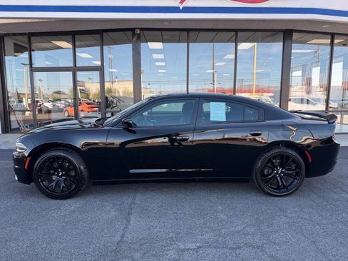 Used 2018 Dodge Charger SXT w/ Blacktop Package RWD image 3