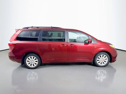 Used 2017 Toyota Sienna XLE image 4
