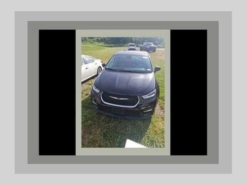Used 2023 Chrysler Pacifica Touring-L FWD image 1