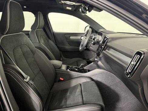 Used 2024 Volvo XC40 B5 Plus image 10