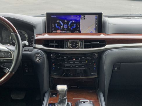 Used 2020 Lexus LX 570 4WD w/ Luxury Package image 31