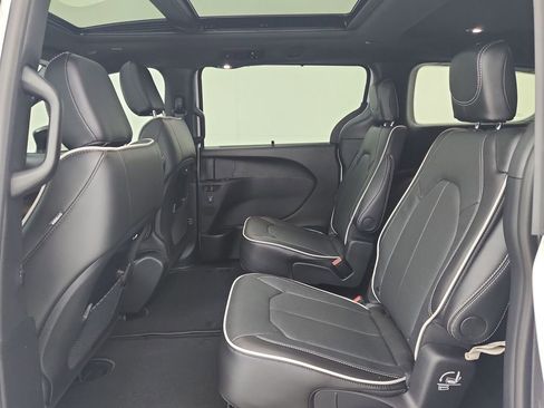 New 2026 Chrysler Pacifica Limited image 32