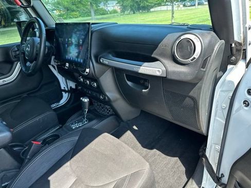 Used 2015 Jeep Wrangler Unlimited Rubicon AWD/4WD image 26