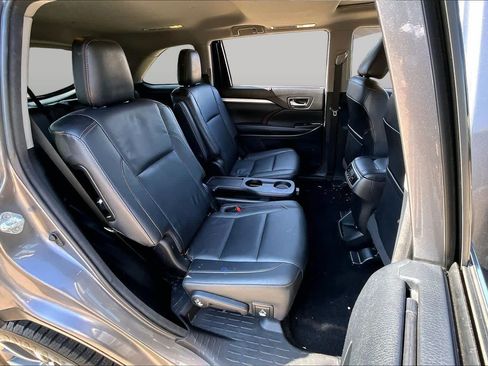 Used 2018 Toyota Highlander XLE AWD/4WD image 19