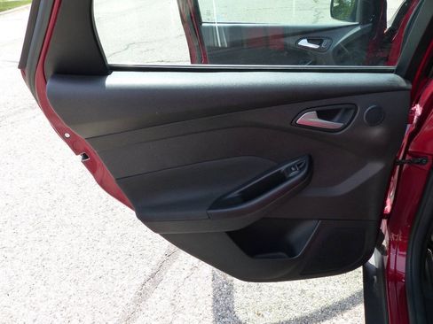 Used 2017 Ford Focus Titanium FWD image 40