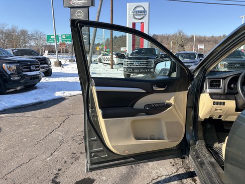 Used 2019 Toyota Highlander XLE image 11