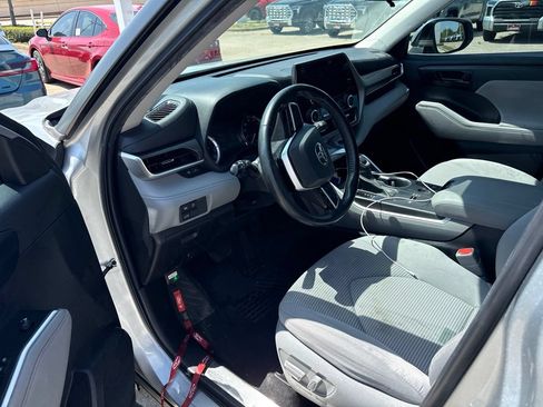 Used 2023 Toyota Highlander LE FWD image 6