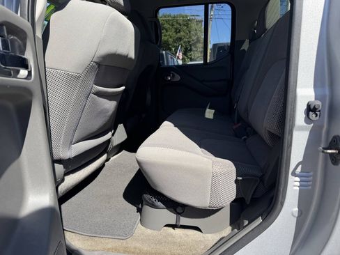 Used 2011 Nissan Frontier SV AWD/4WD image 26
