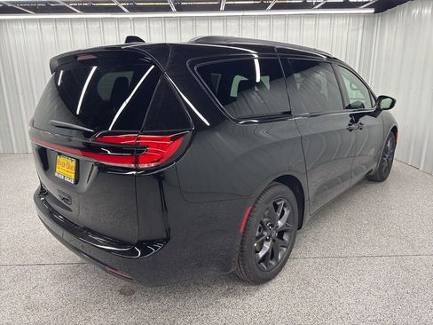 New 2026 Chrysler Pacifica Select image 6