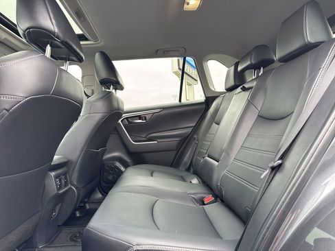 Used 2022 Toyota RAV4 XLE Premium image 18