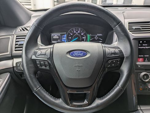 Used 2017 Ford Explorer XLT w/ Equipment Group 202A image 12