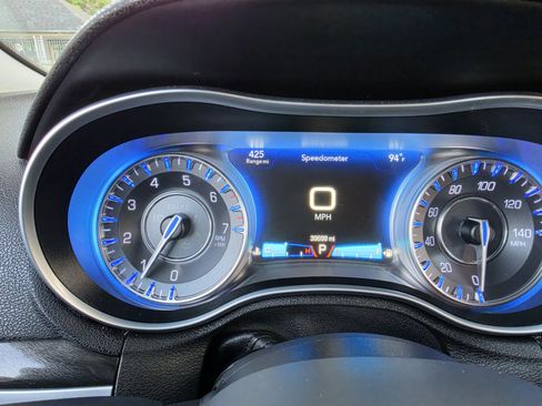Used 2017 Chrysler 300 Limited RWD image 33
