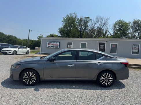 Used 2024 Nissan Altima 2.5 SV FWD image 6