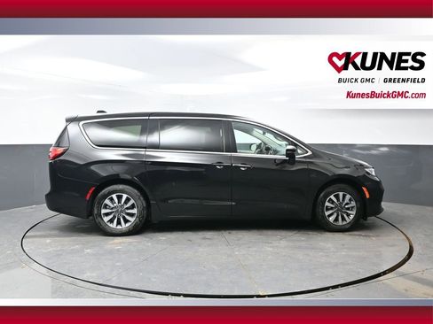 Used 2024 Chrysler Pacifica Select FWD image 4