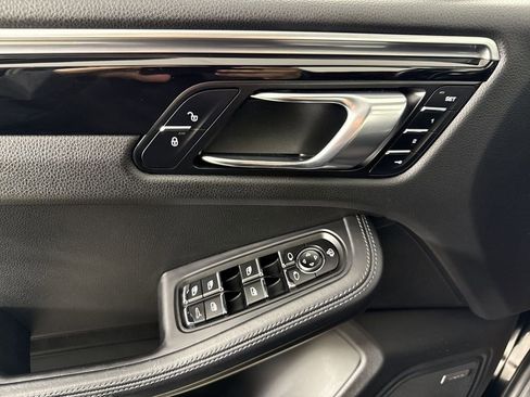 Certified 2018 Porsche Macan AWD/4WD image 32